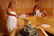 In der Sauna immer eine Armlänge Platz lassen