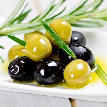 Zusatzstoffe in schwarzen Oliven