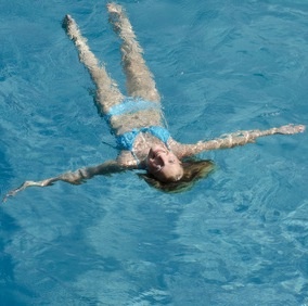 Rückenschwimmen gegen Nackenschmerzen