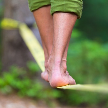 Gleichgewichtssinn stärken mit Slackline