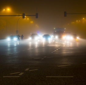 Helle Scheinwerfer gefährden im Verkehr