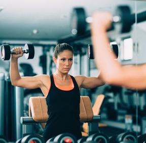 Krafttraining stärkt Frauen im Arbeitsleben