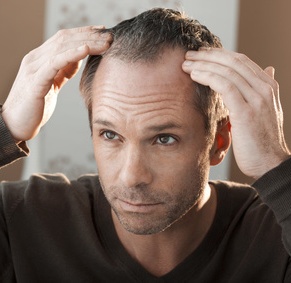 Glatze, graues Haar: Hinweis auf Herzrisiko